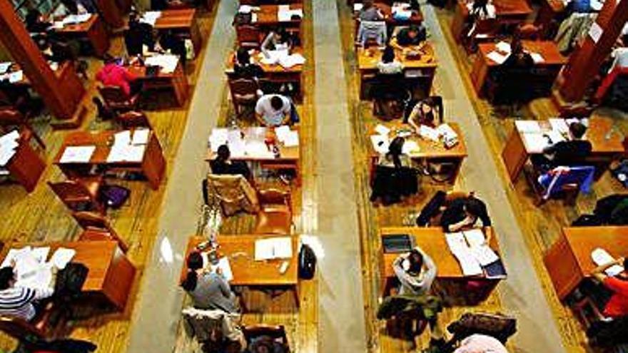 Interior de la biblioteca del Colegio Universitario.