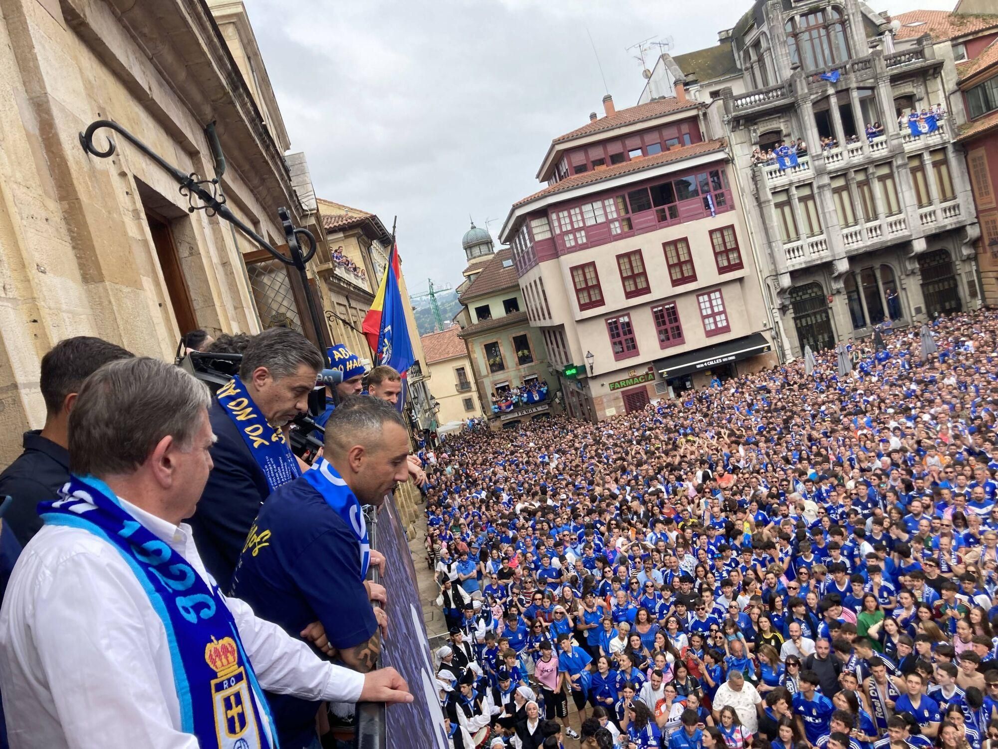 Locura azul en las calles de Oviedo para celebrar el ascenso del equipo a Primera División