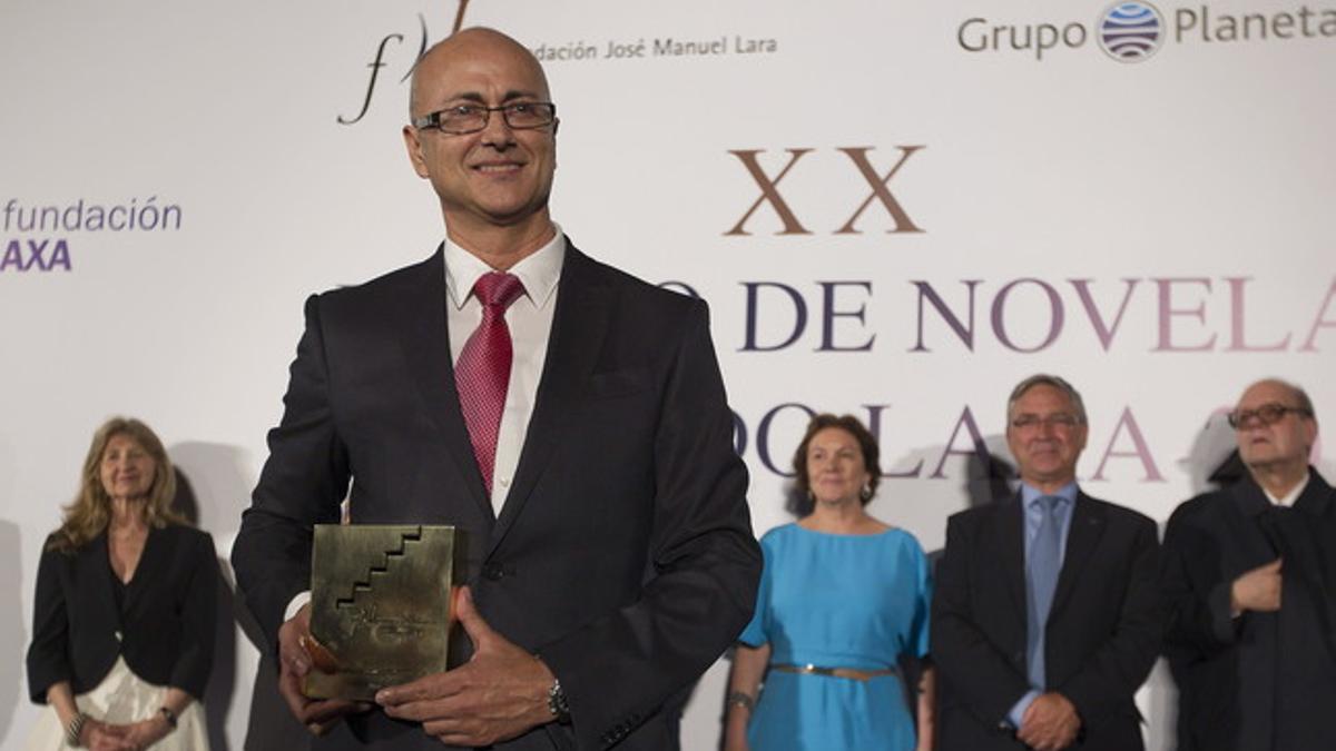 El escritor Antonio Garrido ha sido el ganador del premio de novela Fernando Lara, con la novela titulada 'El último paraíso'