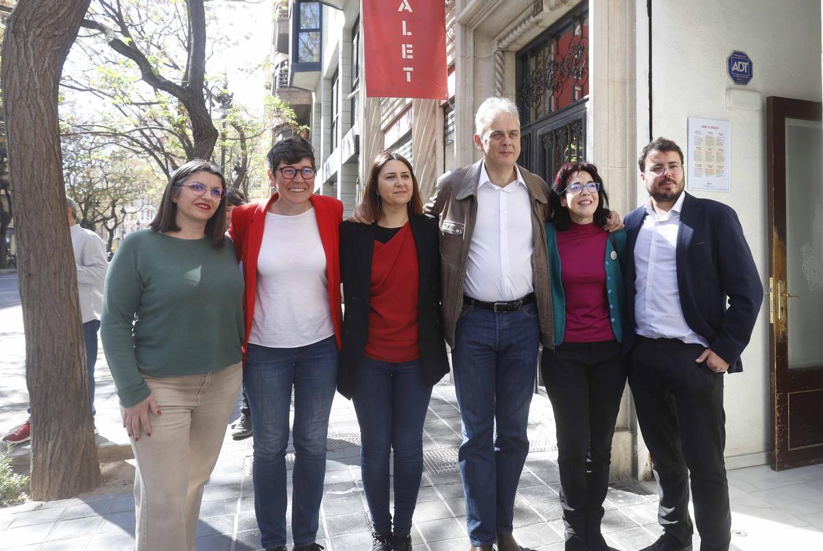De izquierda a derecha: Estefanía Blanes, Pilar Lima, Rosa Pérez Garijo, Héctor Illueca, Marisa Saavedra y Alejandro Aguilar, tras el anuncio del pacto de Podem y EU