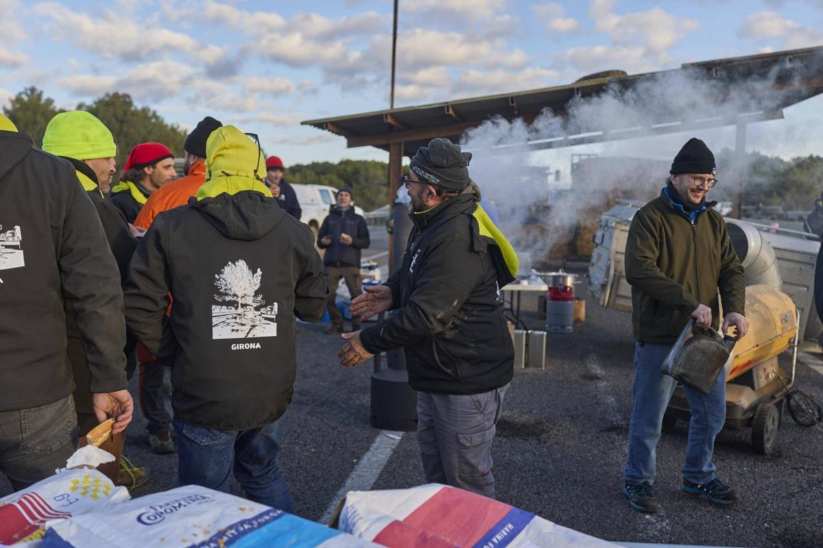 Les fotos del tall dels pagesos a l'AP-7 i l'N-II a l'Empordà