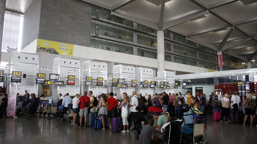 Los detenidos estaban molestando a los pasajeros en la zona de facturación.