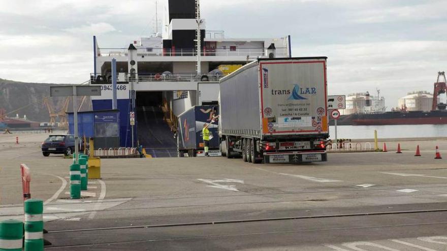 Un camión embarca en el último buque de la conexión que zarpó de El Musel rumbo a Saint-Nazaire.