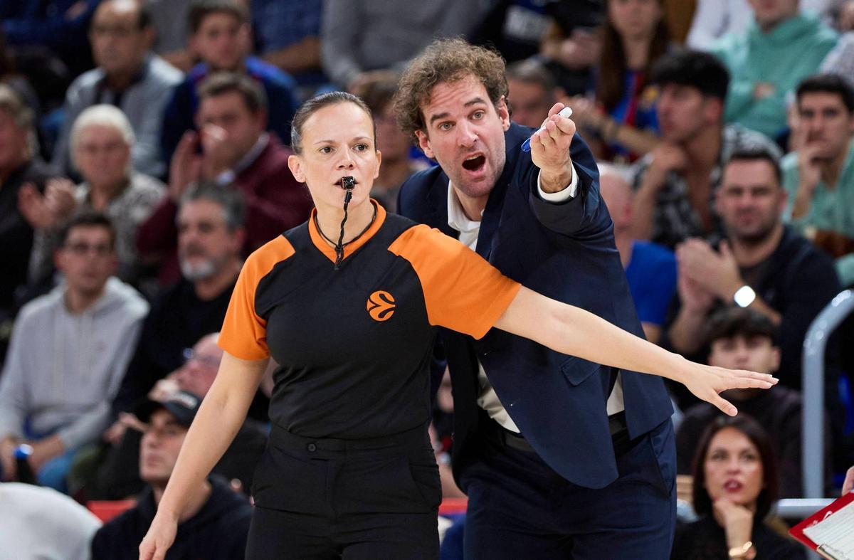 Grimau se queja a la colegiada Anne Panther, en un momento del encuentro