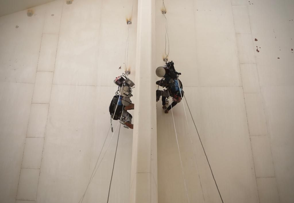 Trabajos de pintura y reparación del cascarón en Les Arts