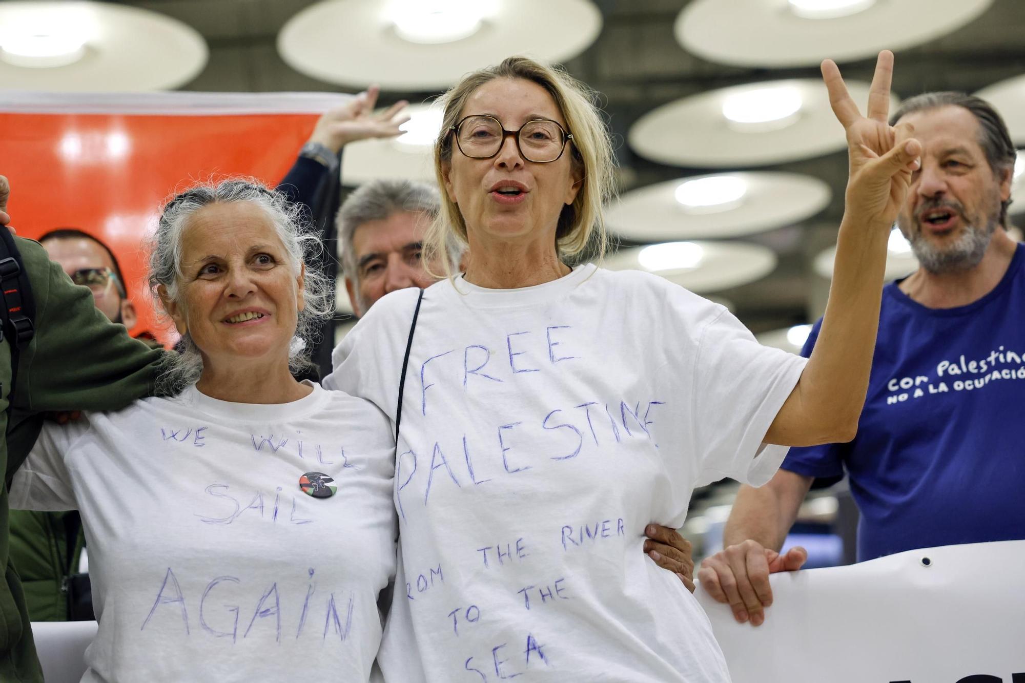 La mallorquina Reyes Rigo y otros cinco miembros de la segunda flotilla a Gaza aterrizan en el aeropuerto de Madrid