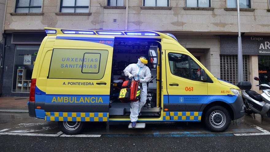 Una sanitaria se prepara para ver a un posible paciente de coronavirus, en Pontevedra.