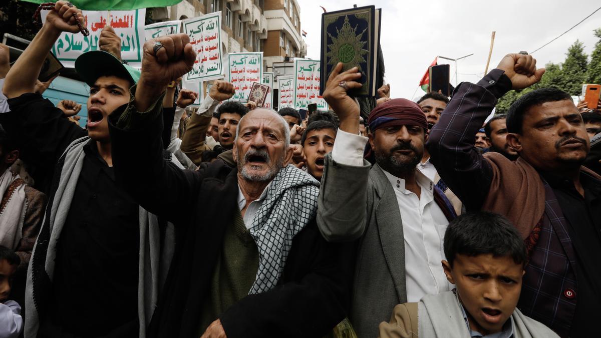 Yemenís manifestándose por la quema del Corán en Estocolmo