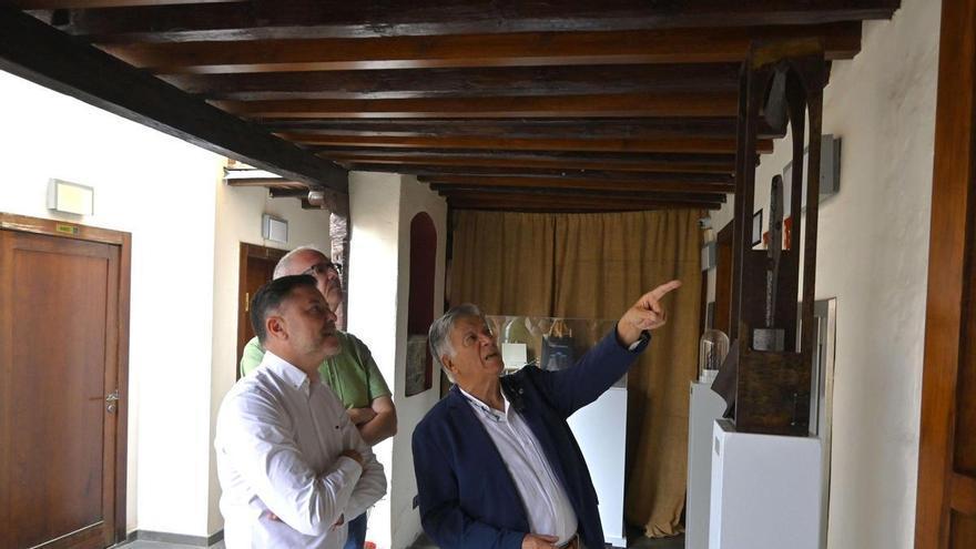El escultor Máximo Riol dona 10 obras y tres libros al Museo Agáldar
