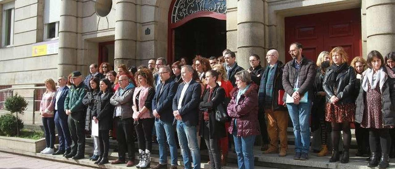 Minuto de silencio, ayer, en la Subdelegación de Ourense por el crimen de Lugo. // Iñaki Osorio