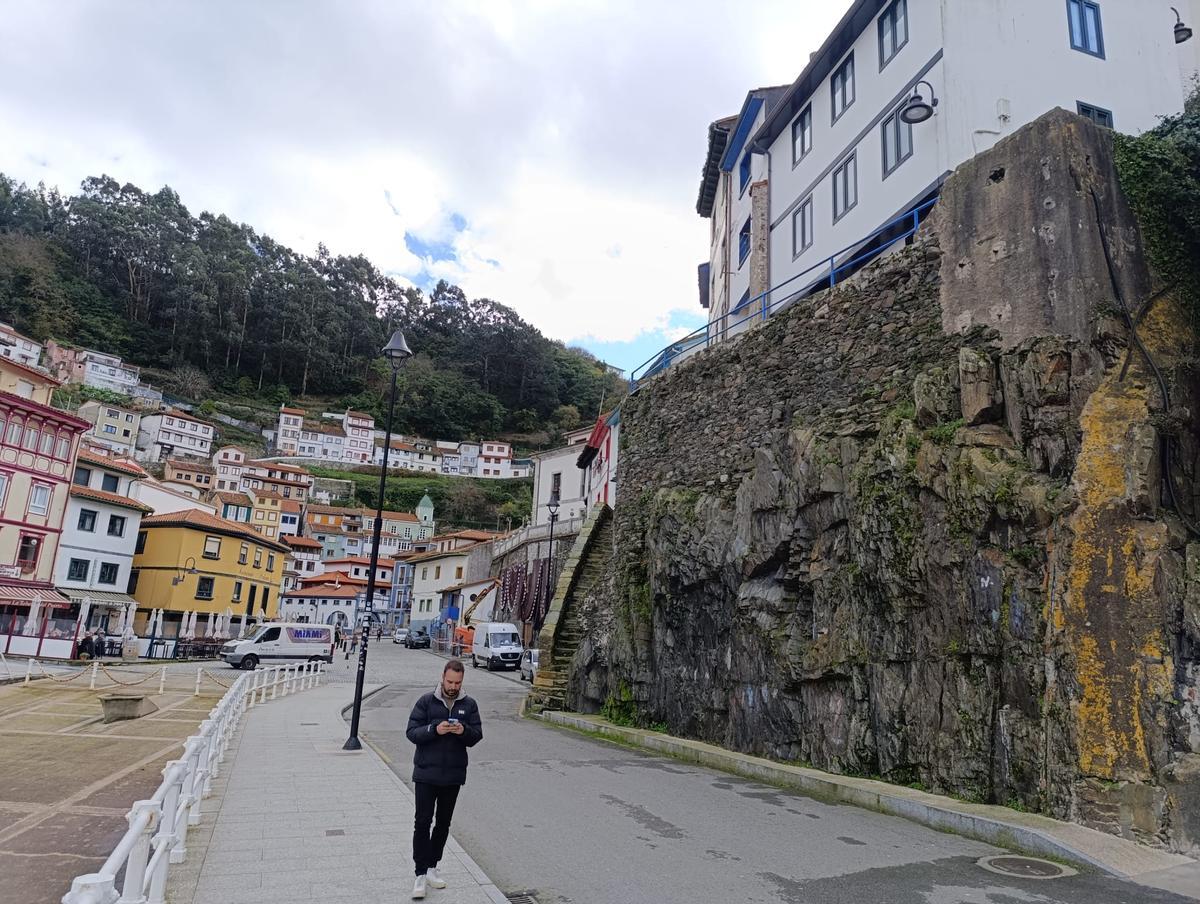 A la derecha, zona amurallada de la villa de Cudillero.