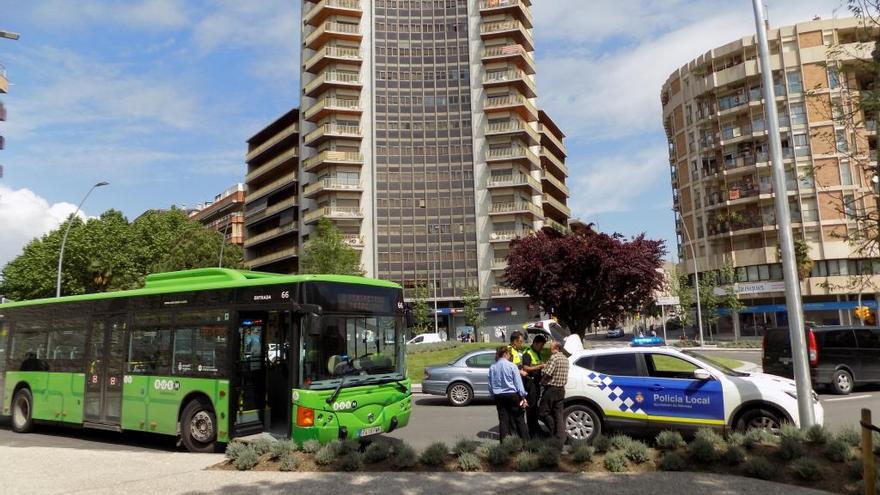 L&#039;autobús afectat i un vehicle de la Policia Local, al lloc dels fets