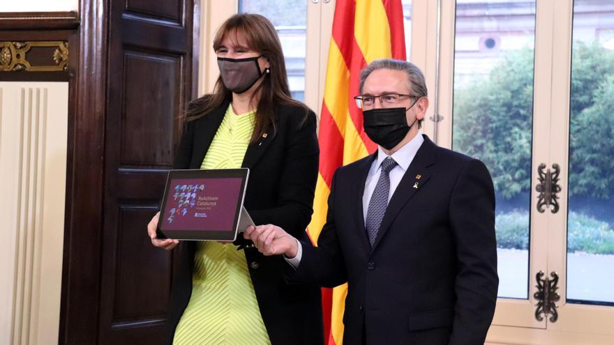 Pla curt del conseller d’Economia i Hisenda, Jaume Giró, entregant el Projecte de llei de pressupostos de la Generalitat de Catalunya per al 2022 a la presidenta de la Cambra, Laura Borràs,el 9 de novembre del 2021 (Horitzontal).