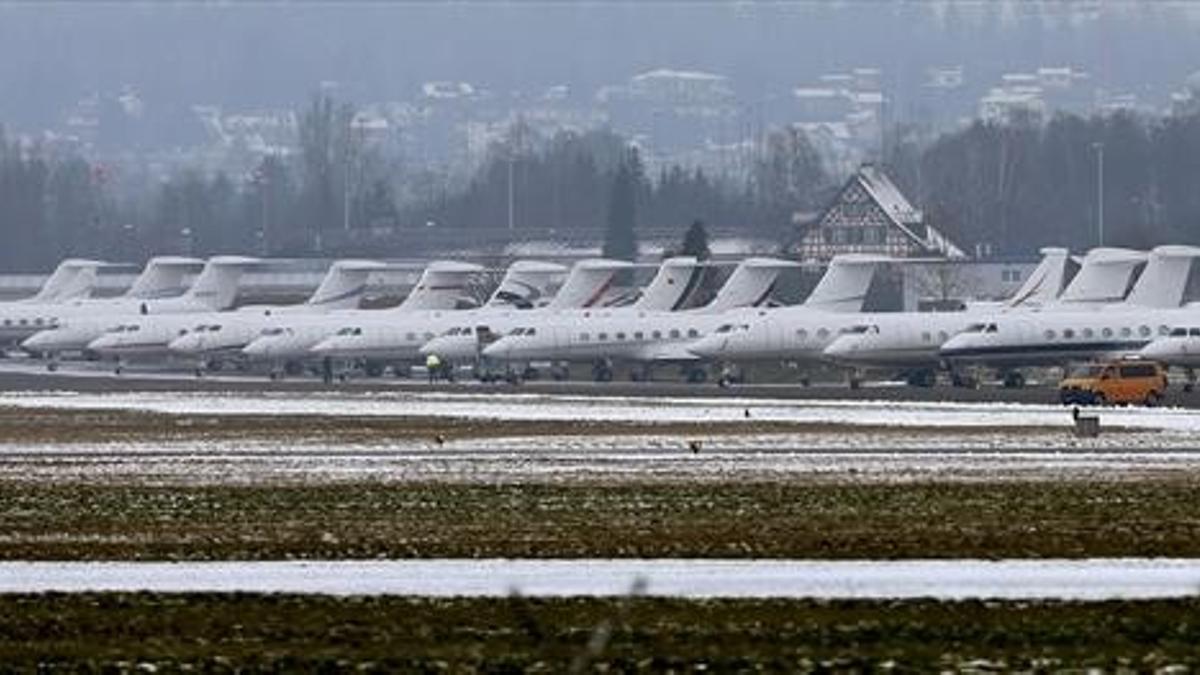 Aviones de los participantes, en la base de la fuerza aérea suiza en Duebendorf, lugar de llegada y partida de las personalidades en el foro de Davos.