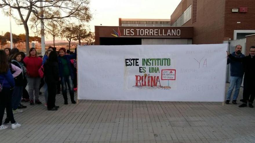 Padres del instituto de Torrellano exigen arreglar la fachada tras un año vallada