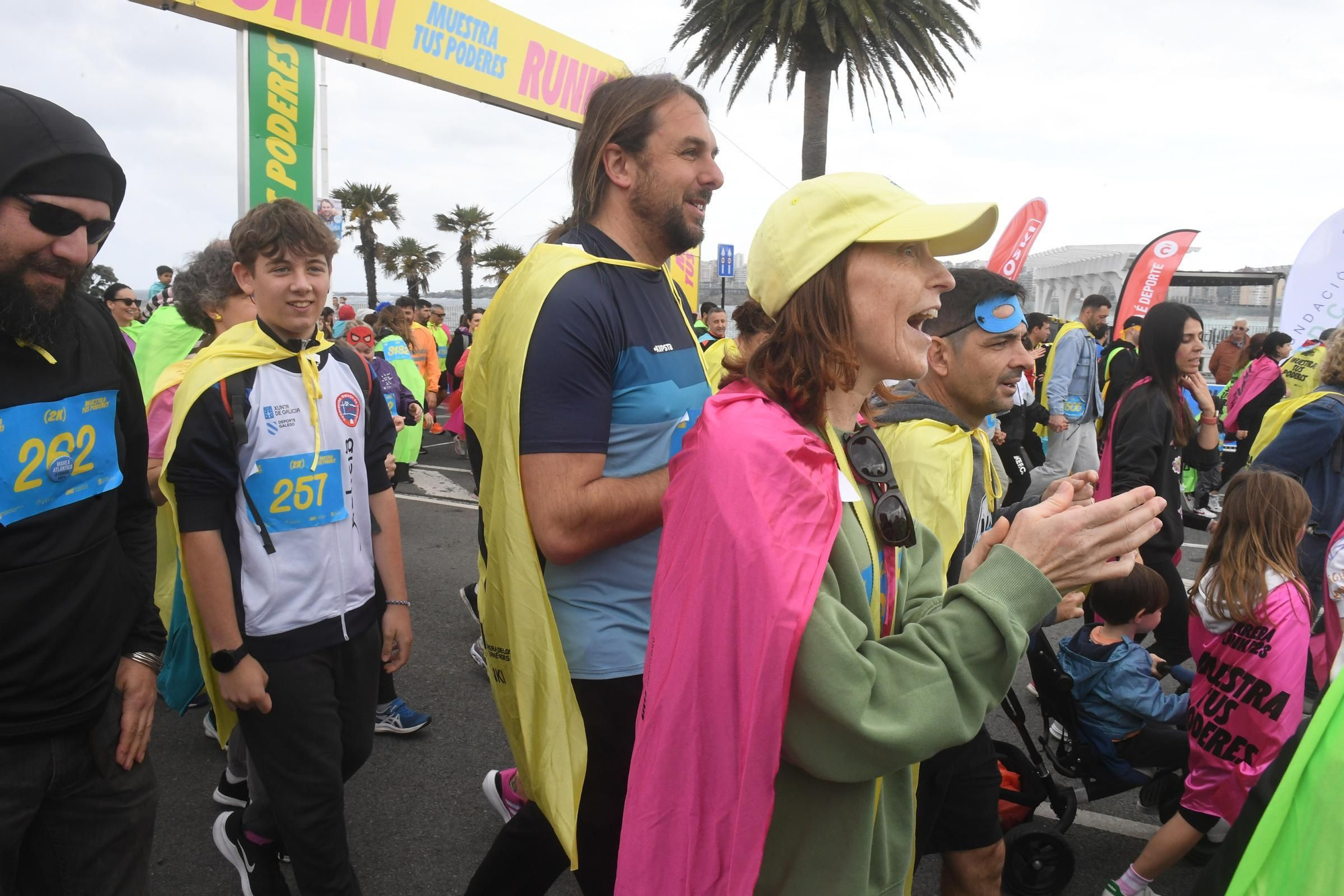La carrera RUNKI, promovida por ENKI y Fundación Adcai inunda las calles de A Coruña con sus capas de superhéroes