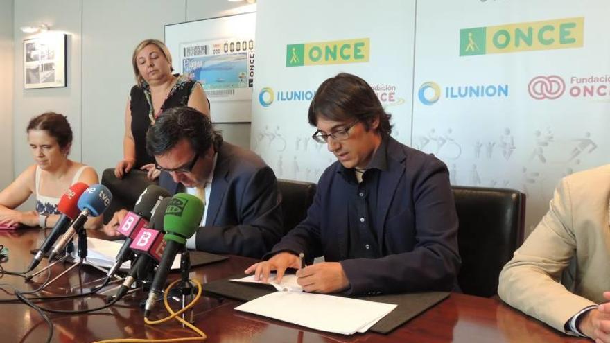 Iago Negueruela y Josep Vilaseca, durante la firma del convenio.