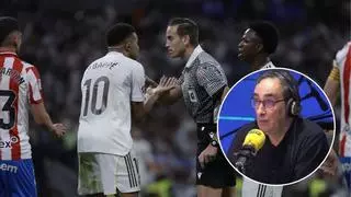 Iturralde González castiga a Mbappé tras la tarjeta: "Muy mal tirándole la pelota al jugador cuando está en el suelo"