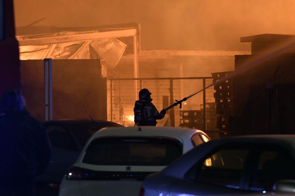 Estas son las imágenes que el aparatoso incendio de Puente Tocinos ha dejado este sábado