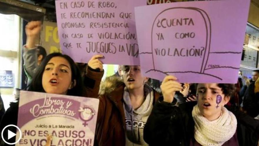 Desenes de persones van protestar per la sentència davant la seu de Justícia.