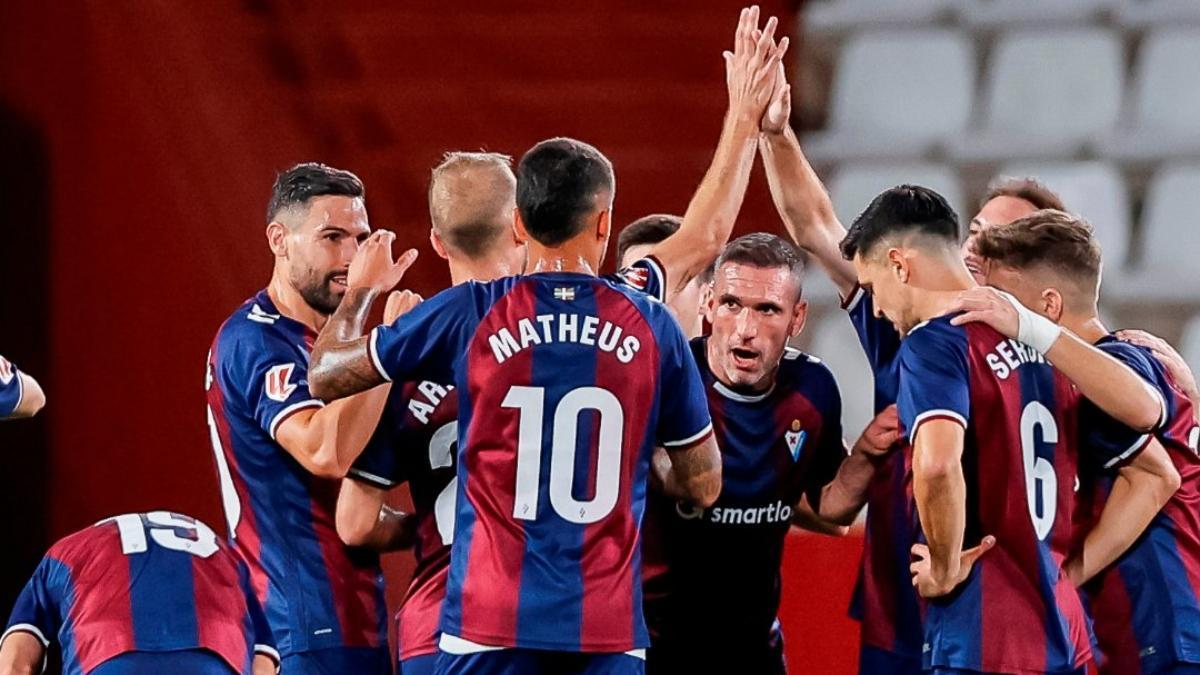 Los futbolistas del Eibar celebran su victoria ante el Albacete