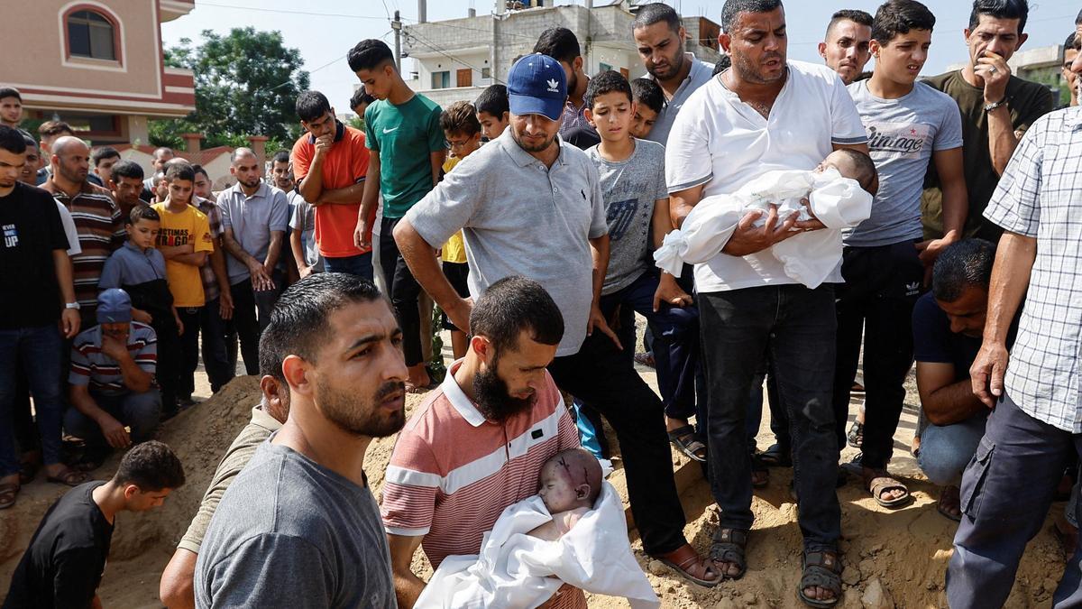 Funeral de ciudadanos palestinos de la familia Abu Hmaid en Khan Younis, en la Franja de Gaza. En la foto, familiares llevan los cuerpos de dos niños gemelos palestinos, Ossayd y Mohammad Abu Hmaid, que resultaron muertos, junto a su madre y tres hermanas en un bombardeo israelí.