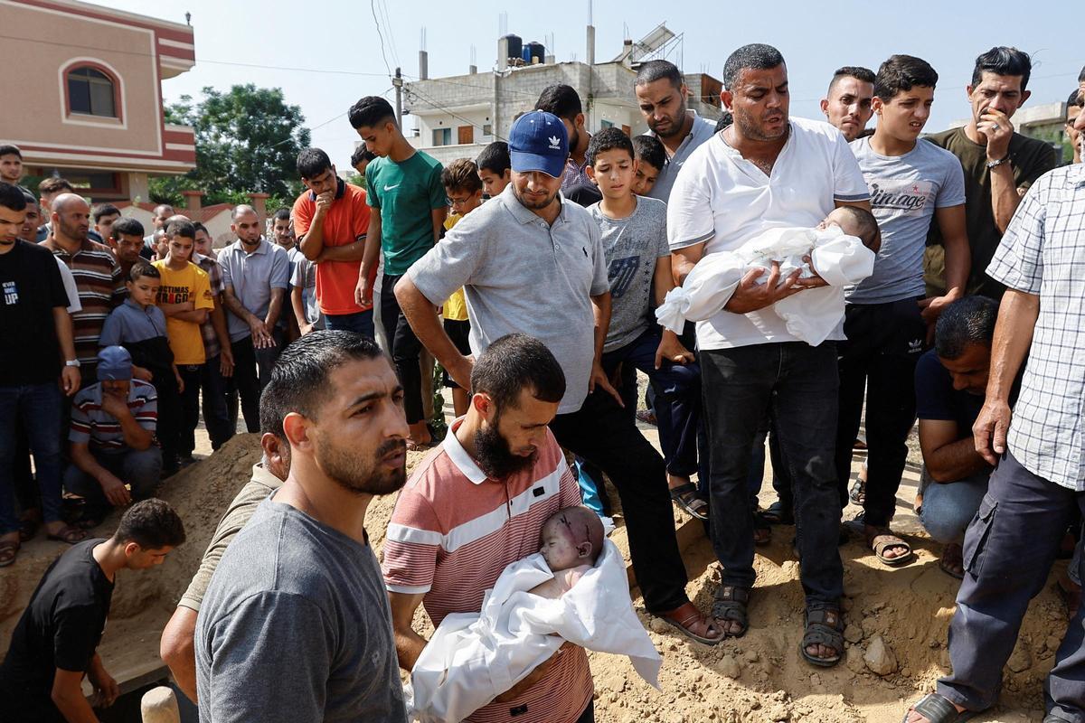 Funeral de ciudadanos palestinos de la familia Abu Hmaid en Khan Younis, en la Franja de Gaza. En la foto, familiares llevan los cuerpos de dos niños gemelos palestinos, Ossayd y Mohammad Abu Hmaid, que resultaron muertos, junto a su madre y tres hermanas en un bombardeo israelí.