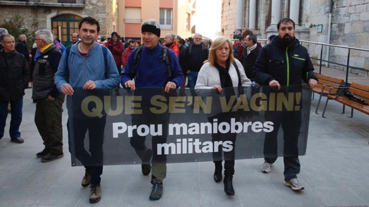 Unes 200 persones s’han manifestat en contra de les maniobres de l’exèrcit a la seva localitat.