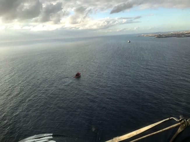 Vertido de combustible tras el accidente de un ferry en el puerto de Las Palmas