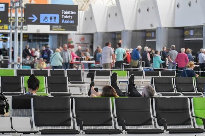 26-03-20  GRAN CANARIA. AEROPUERTO DE GRAN CANARIA. INGENIO TELDE. . Efecto del Covid-19 en el Aeropuerto de Gran Canaria, plataforma de aparcamiento de aviones vacía, últimos turistas y últimos en llegar.  Fotos: Juan Castro.