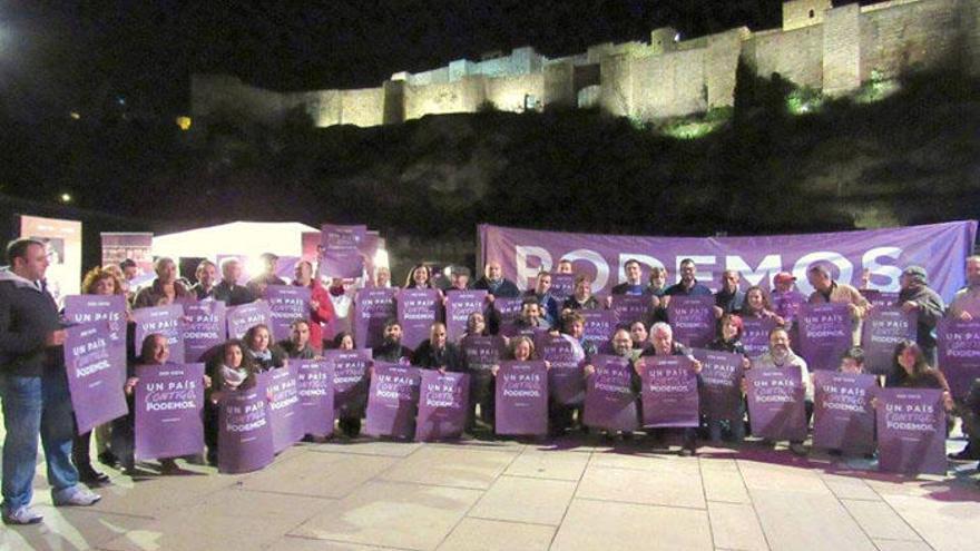 Una foto de familia de con miembros de Podemos en Málaga.