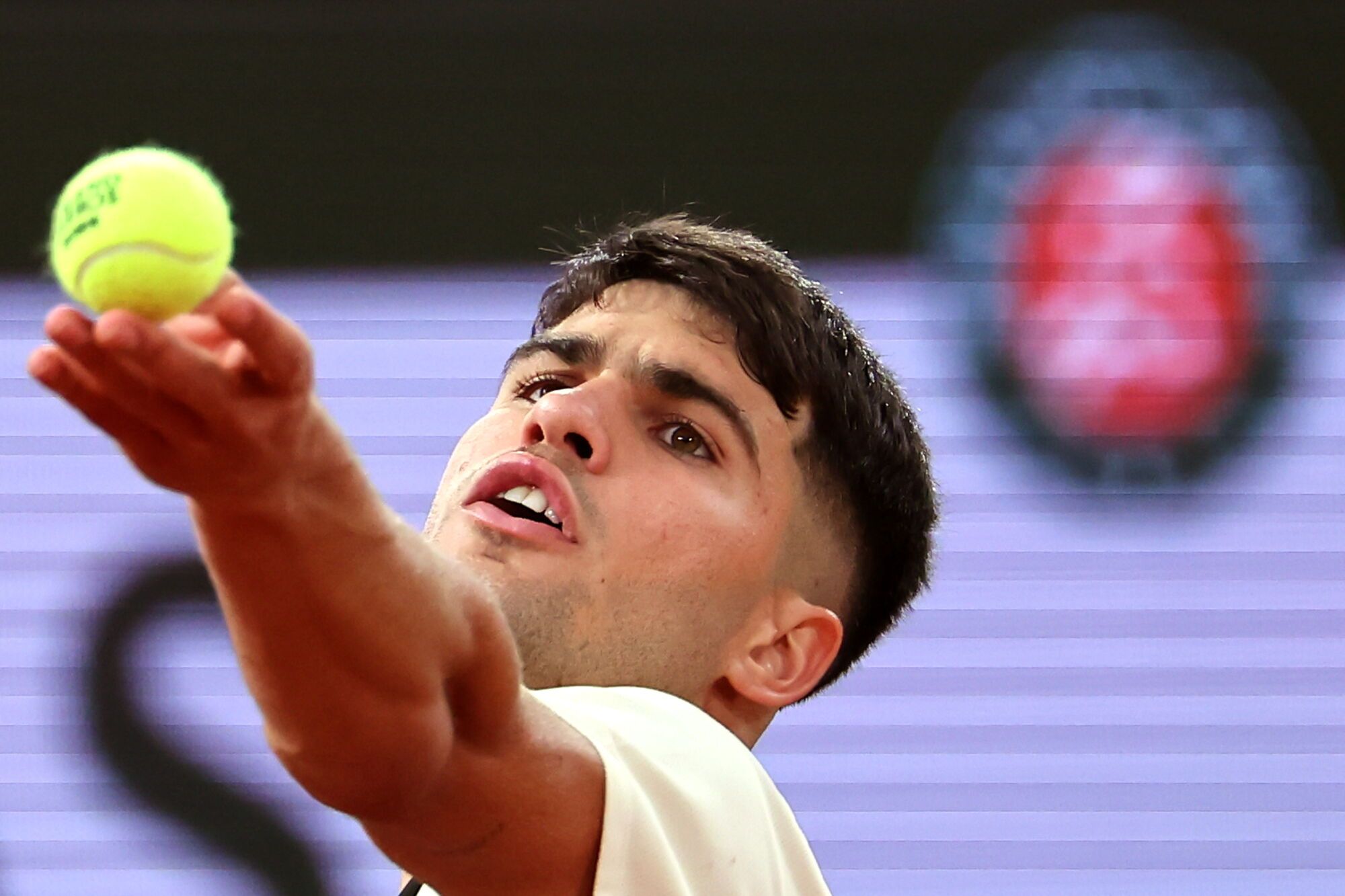 PARIS (France), 28/05/2025.- Carlos Alcaraz of Spain in action during his Men's 2nd round match against Fabian Marozsan of Hungary at the French Open Grand Slam tennis tournament at Roland Garros in Paris, France, 28 May 2025. (Tenis, Abierto, Francia, Hungría, España) EFE/EPA/CHRISTOPHE PETIT TESSON
