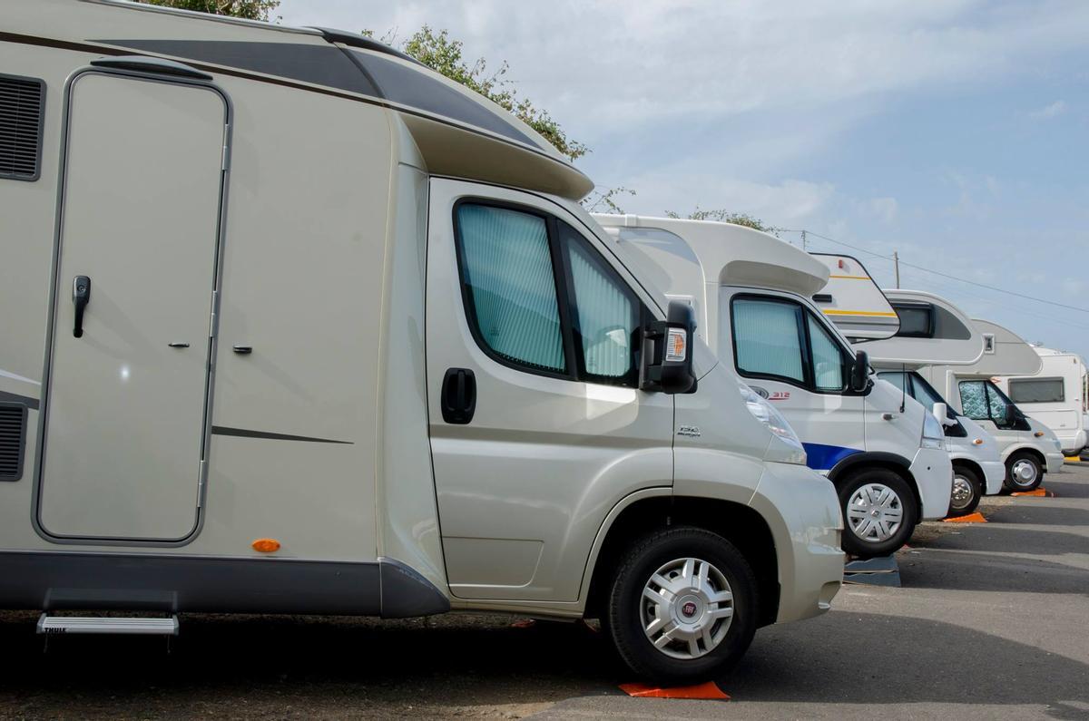 Autocaravanas, asociadas de ACAT, estacionadas de manera ordenada