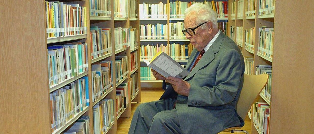 Francisco Fernández del Riego, lendo na Penzol.