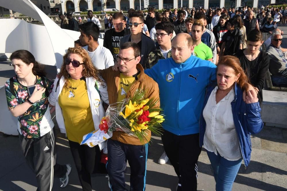 Homenaje en el Orzán al joven ahogado en la playa