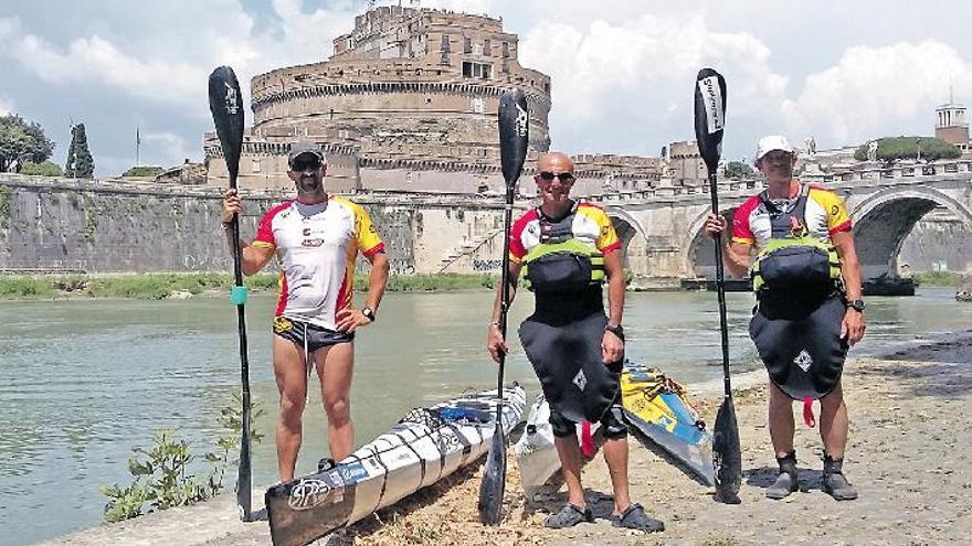 Im Kajak von Palma bis Rom: die erfolgreichen Sportler vor der Engelsburg.