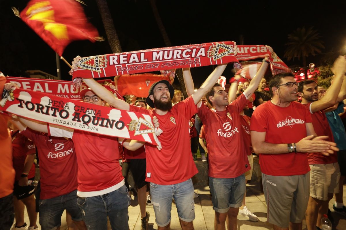 La Circular se llena para celebrar el ascenso del Real Murcia