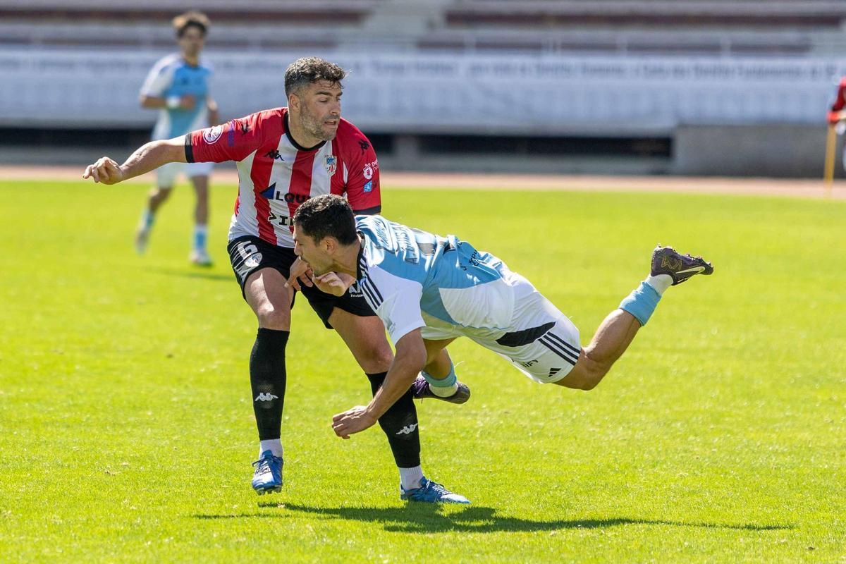 Antón Guisande es objeto de falta durante el partido frente al Atlético Arteixo.