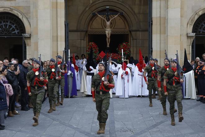 La procesión del Cristo de la Misericordia en Gijón (en imágenes)