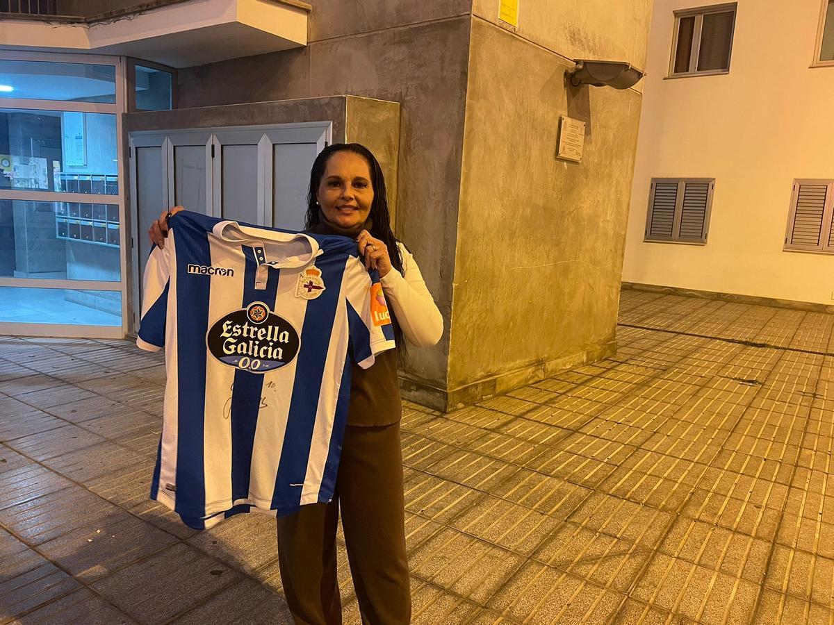 Vanesa Cubas, madre de Yeremay Hernández, sujeta la camiseta de su hijo en su portal de El Polvorín