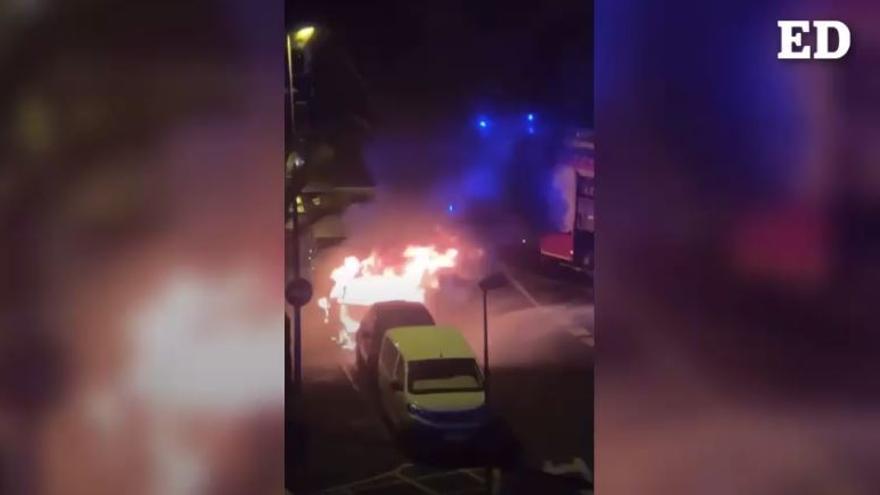 El fuego causa daños en dos vehículos en San Andrés