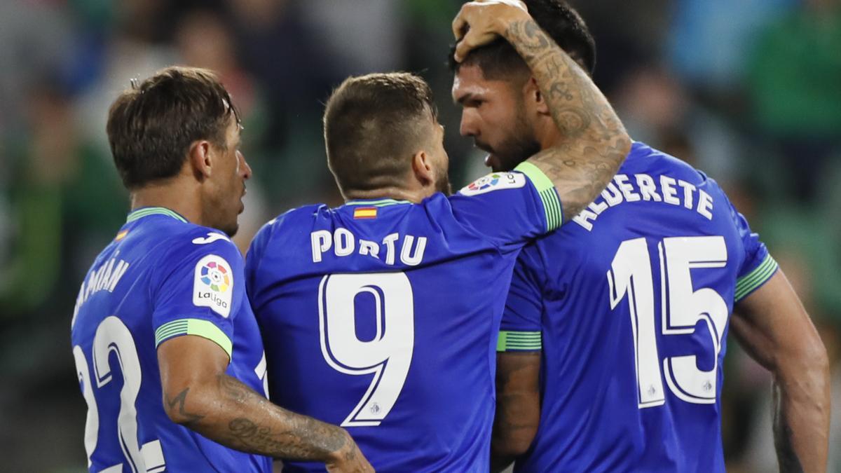 Los jugadores del Getafe celebran su gol contra el Betis