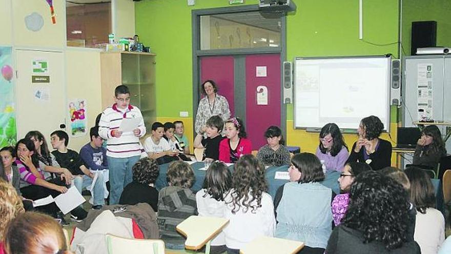 Los alumnos del Colegio San Félix, en plena conferencia, ayer, en Candás.