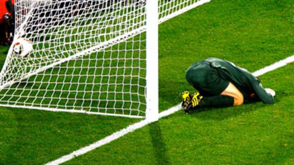 LA CANTADA DEL PORTER ANGLÈS - El porter Green va encaixar un gol inesperat després d’un xut innocent dels EUA. El seu entrenador, Fabio Capello, no l’hi va perdonar: va acabar sortint de l’equip.