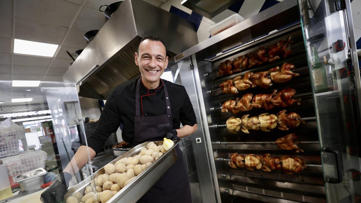 La historia de Ramón Vargas, el hijo del cocinero del Papa que huyó de Venezuela y triunfa en Oviedo con sus pollos asados: "Celebré con una fiesta la detención de Maduro"