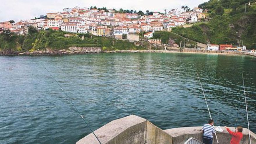 La bahía de Lastres vista desde el muelle del puerto pesquero.