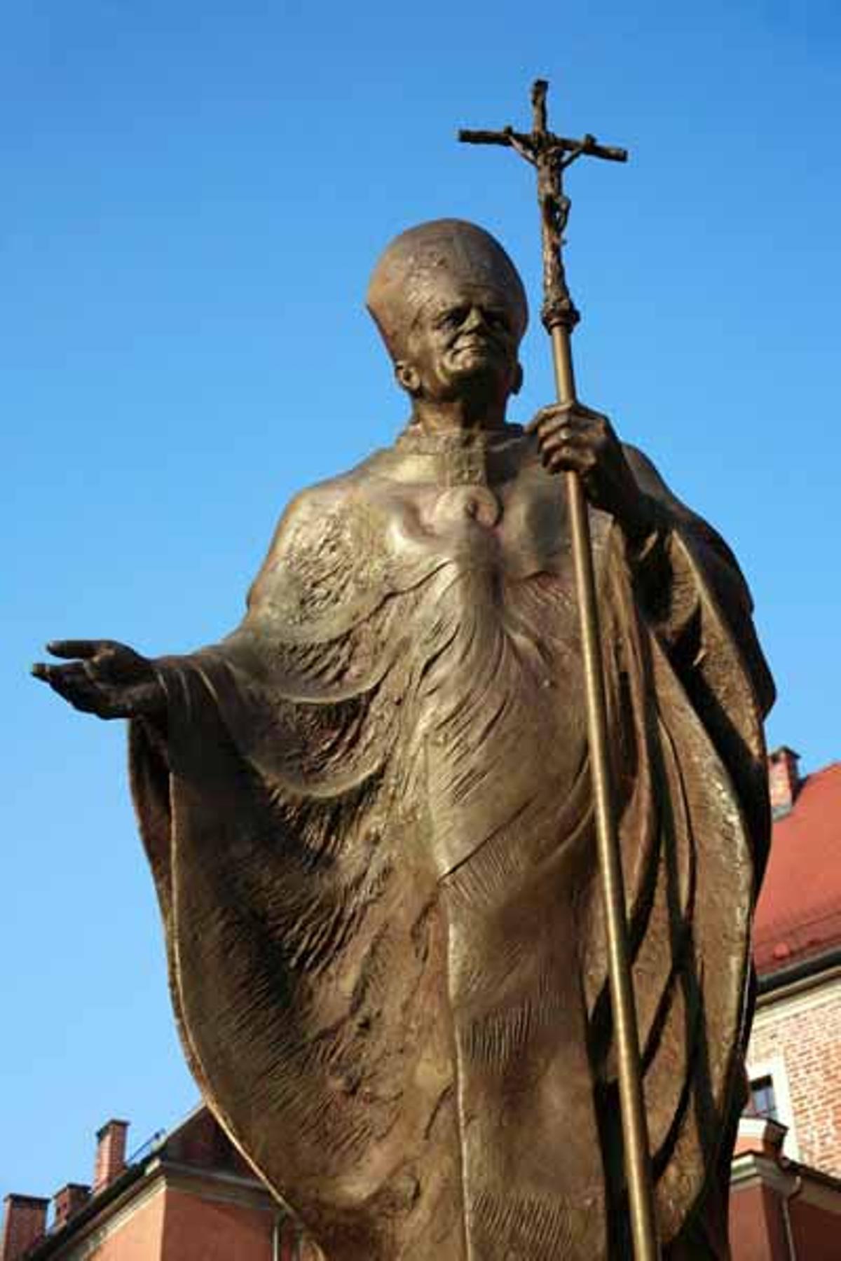 Estatua dedicaca al Papa Juan Pablo II en Cracovia. Estatua dedicaca al Papa Juan Pablo II en Cracovia.