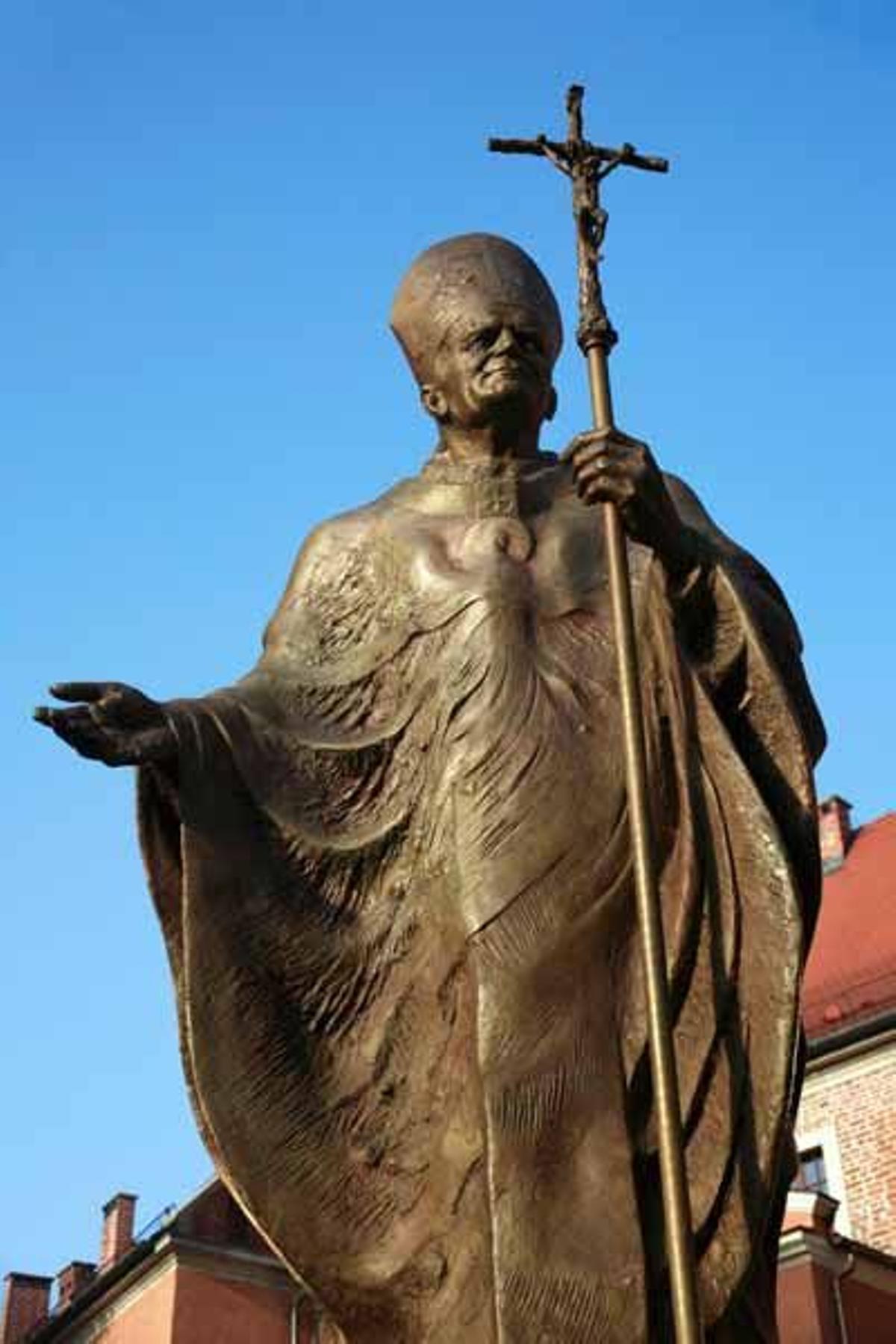 Estatua dedicaca al Papa Juan Pablo II en Cracovia.