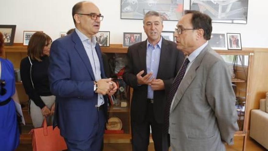 El rector Manuel Palomar, con los consellers Rafael Climent y Vicent Soler, ayer.