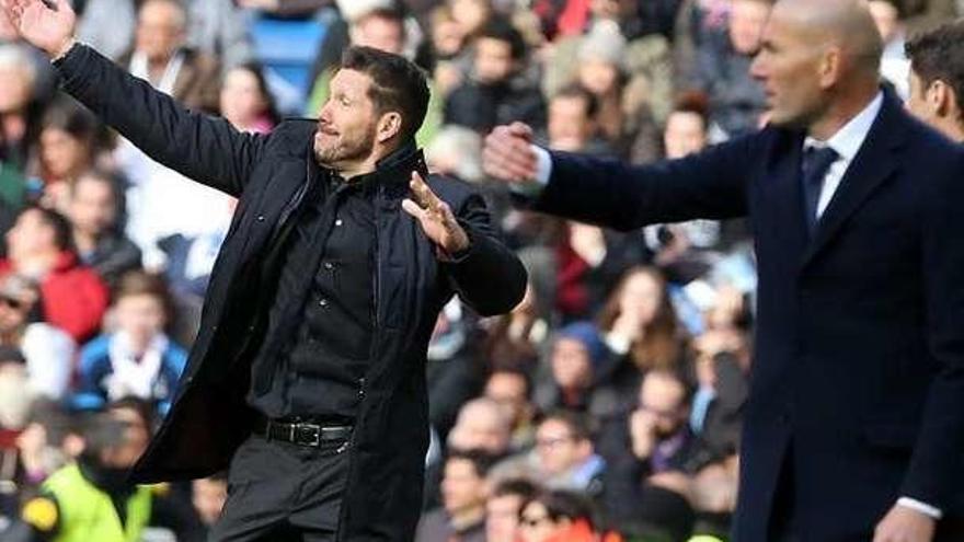 Simeone y Zidane, en el derbi del Bernabeu.